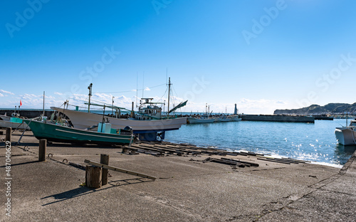 千葉県勝浦市の漁港に停泊した漁船