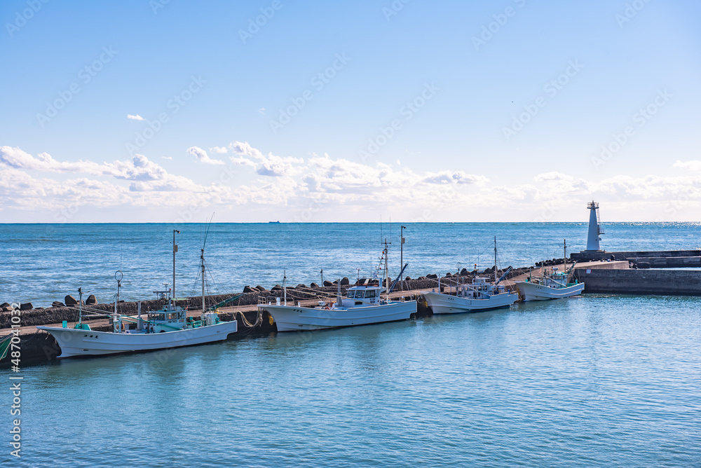 千葉県勝浦市の漁港に停泊した漁船