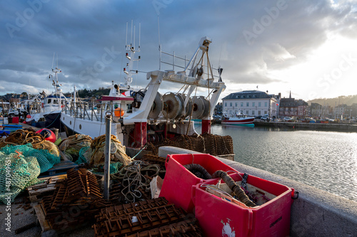 Port de pêche de Honfleur sur la côte normande dans le département du Calvados en France avec des bateaux à quai