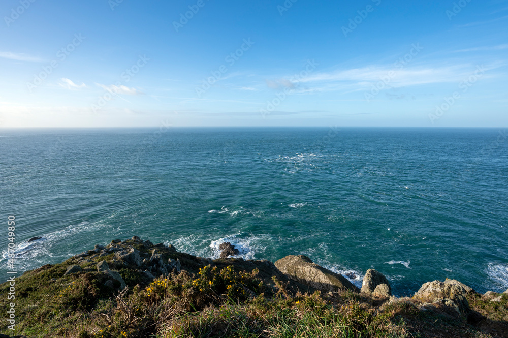 Paysage marin de la côte du Cotentin au Cap de la Hague en France avec horizon et panorama