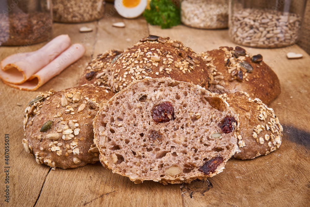Fototapeta premium Müslibrötchen mit Cranberries anstatt Rosinen