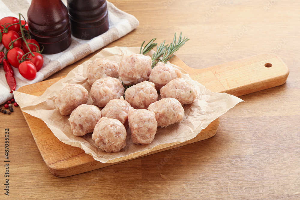 Fototapeta premium Raw chicken meatballs for cooking