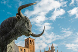 Escultura homenaje al toro bravo o de lidia en la villa de Tordesillas, España