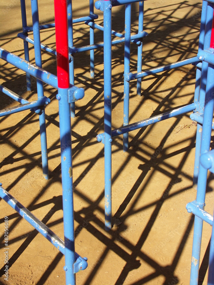 Fototapeta premium 冬の朝の公園のジャングルジムと影