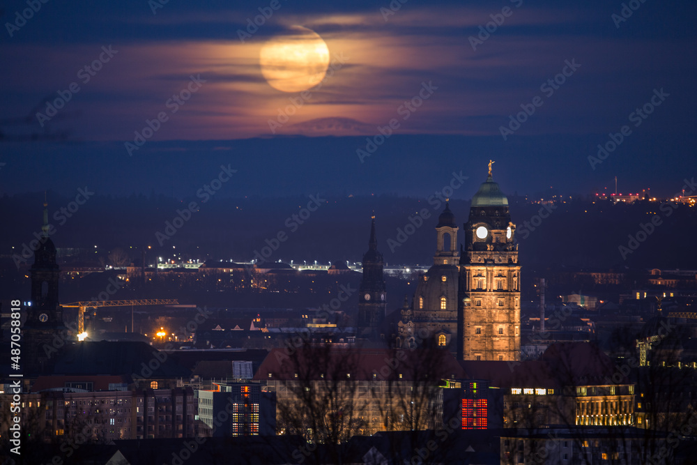 Untergehende Mond über Dresden 