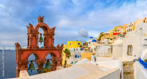 Panorama of the city of Oia on the island of Santorini, Greece. Picturesque houses and churches with blue domes over the caldera, Aegean Sea © Tortuga