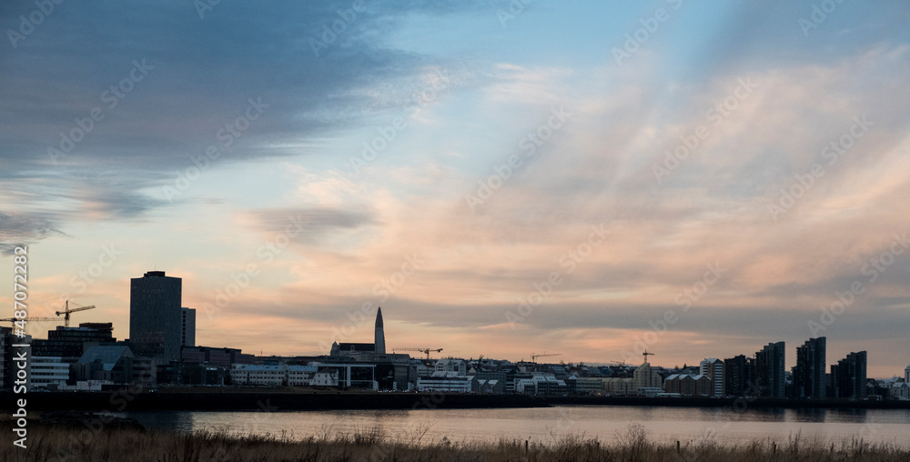 Skyline der isländischen Hauptstadt Reykjavik mit ihrem Wahrzeichen, der Hallgrimskirkja