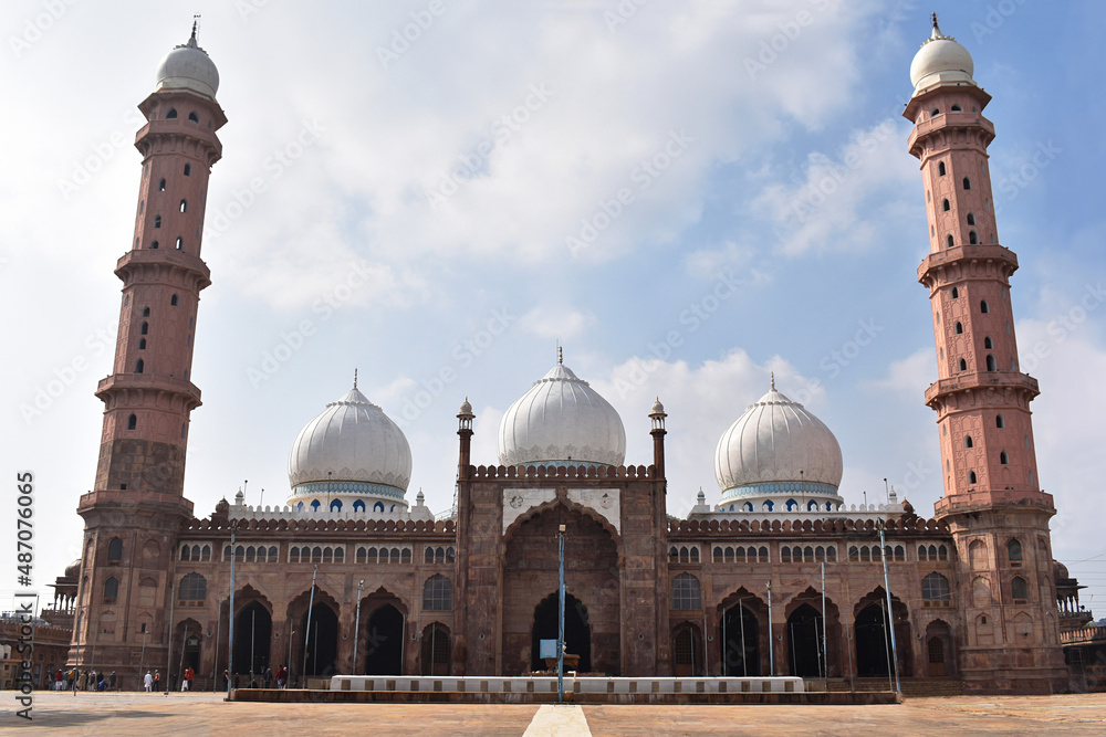 Obraz premium Facade of Taj-ul-Masjid, an Islamic architecture, mosque situated in Bhopal, India. It is the largest mosque in India and one of the largest mosques in Asia.