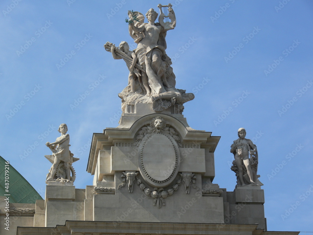 statue in Paris, sightseeing, blue sky