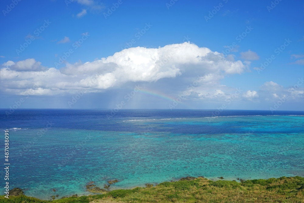 石垣島の海に浮かぶ虹
