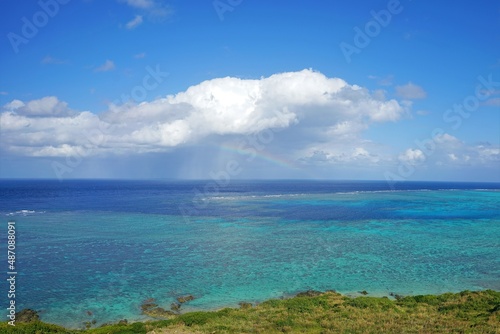 石垣島の海に浮かぶ虹