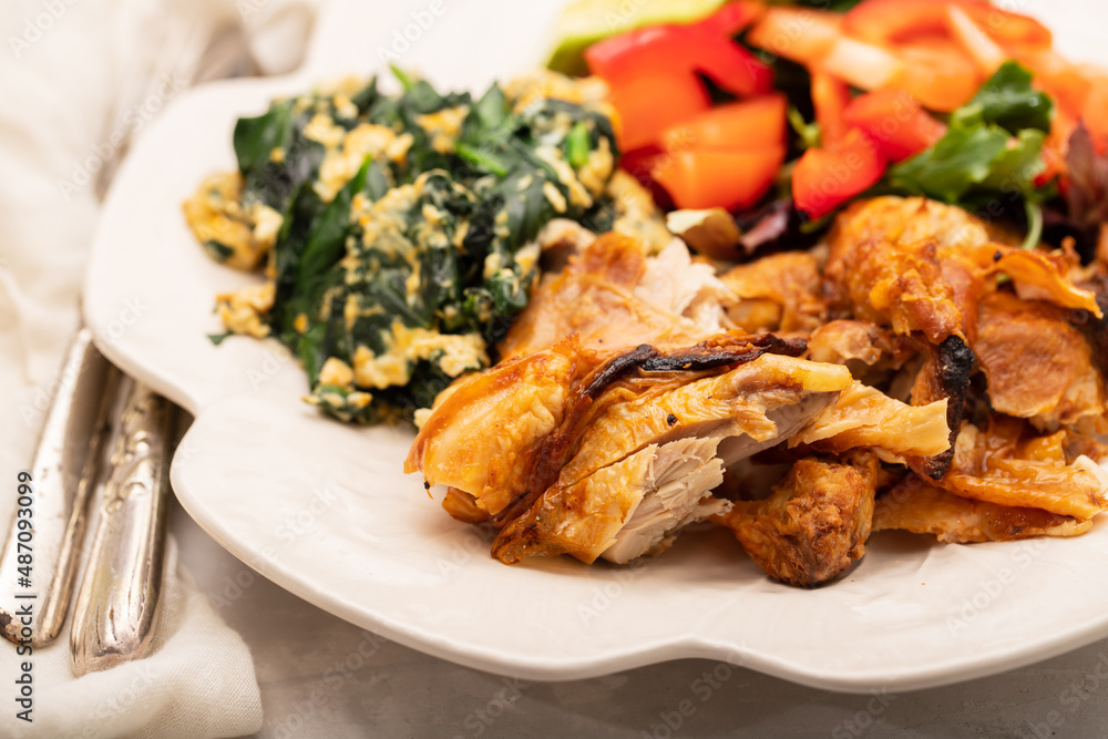 Fototapeta premium grilled chicken with egg and spinach, fresh salad