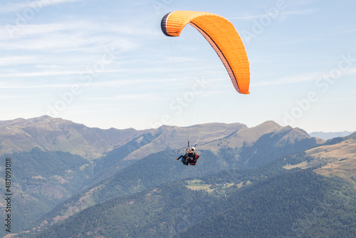 pareja de jóvenes volando en parapente