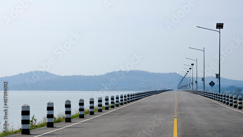 Solar cell light pole on the reservoir ridge , road on the reservoir 