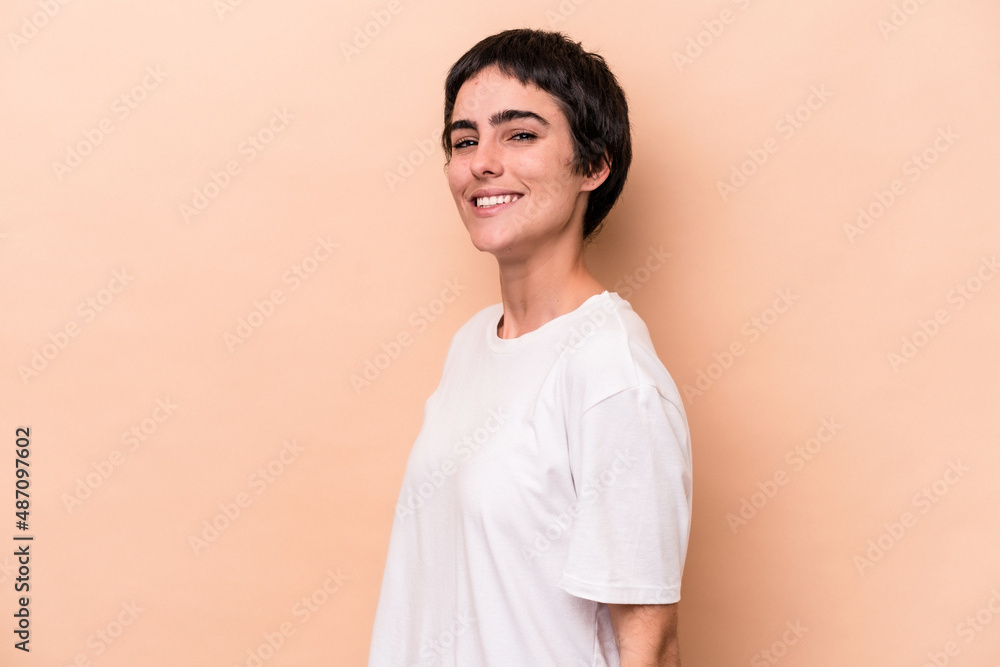 Obraz premium Young caucasian woman isolated on beige background confident keeping hands on hips.