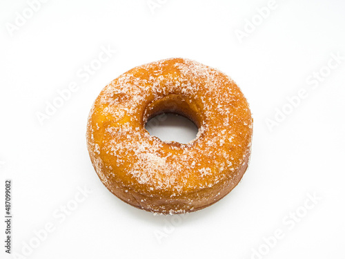 잘 구워서 표면에 설탕을 뿌린 도넛