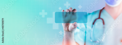 Arzt hält virtuelle Karte in der Hand. Medizin digital