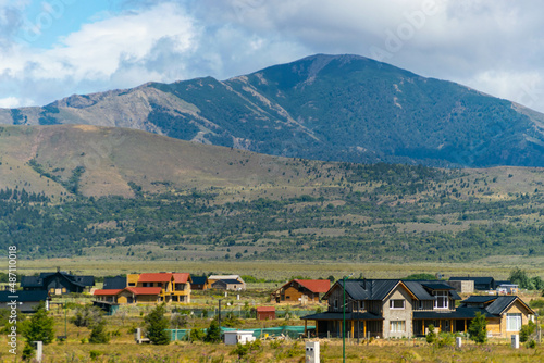 casas y hogares construidos entre montañas al aire libre