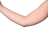 Detalle del codo de un brazo de mujer ligeramente flexionado sobre fondo blanco.