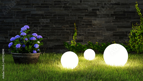 Helle Solar Leuchtkugeln leuchten nachts im Garten photo