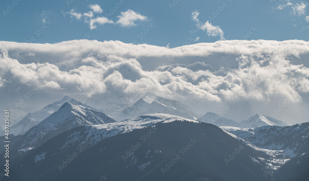 Sommets pyrénéens en hiver dans les nuages