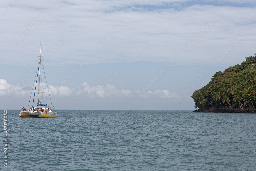 Catamaran de tourisme aux îles du Salut en Guyane française.