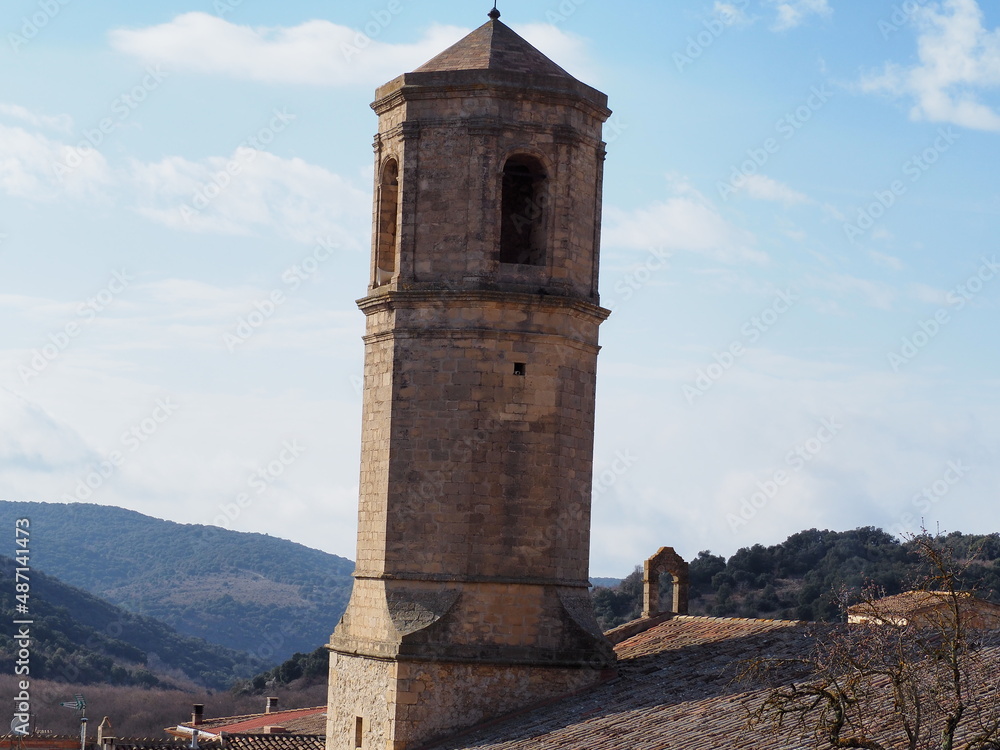torre campanario de la iglesia de vilanova de prades mirando a la sierra del mont sant de prades, tarragona, españa, europa