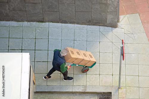 repartidor de mercancía o transportista repartiendo con una carretilla