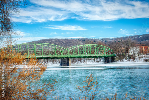 Fotografie Looking Eastward at the South Washington Street parabolic Pedestrian Bringe from Confluence Park in Binghamton in Upstate NY