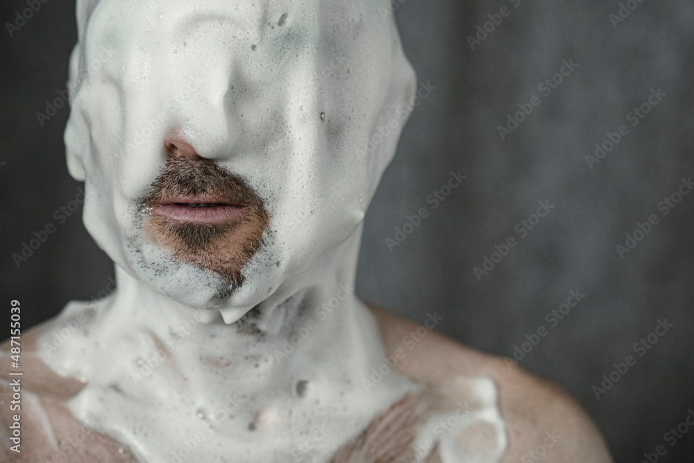 Obraz premium Mann mit Schaum im Gesicht und am Kopf