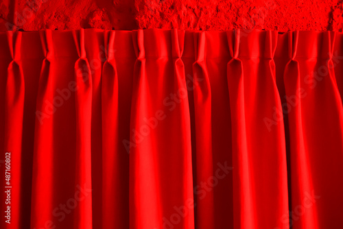 Cortina roja con pliegues.