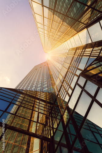 modernes Gebäude mit Glasfront und Blick nach oben