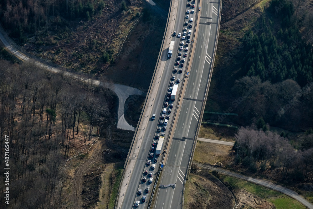 Stau auf der Autobahn A45 kurz vor der gesperrten Rahmetalbrücke, NRW, Deutschland Stau auf der Autobahn A45 kurz vor der gesperrten Rahmetalbrücke, NRW, Deutschland