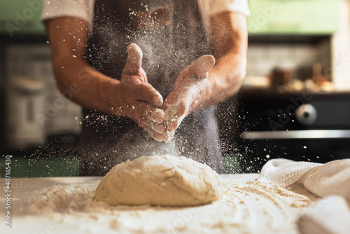 Photos hands kneading dough