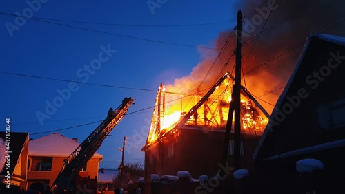 Cuadro en lienzo The roof of the house is on fire