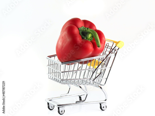 Peperone rosso dentro il carrello della spesa isolato su sfondo bianco
 photo