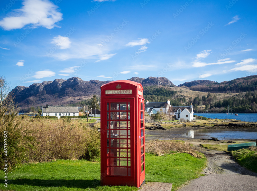 Obraz premium Red phone booth in Plockton