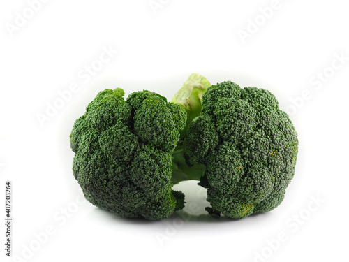 Broccoli verdi su sfondo bianco