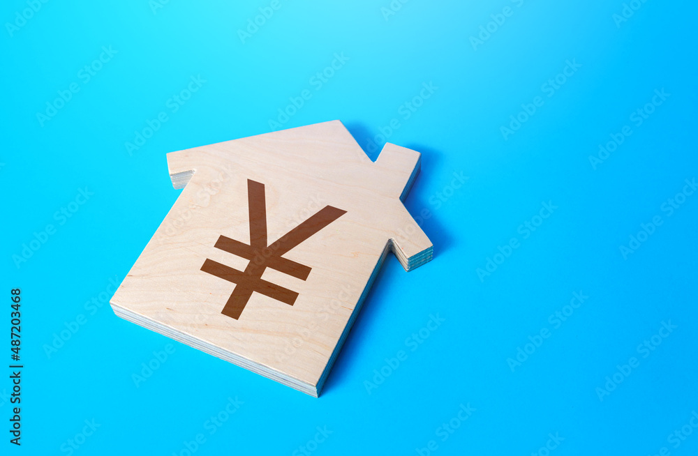 Obraz premium House with a chinese yuan or japanese yen symbol. Solving housing problems, deciding buy or rent real estate. Search for options, choice of residential buildings. Property price valuation evaluation.