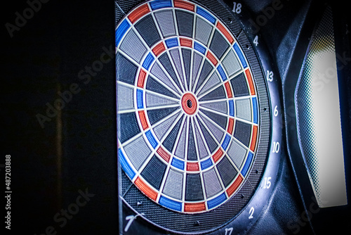 夜のダーツバーのダーツの的