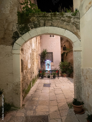 Fototapeta Naklejka Na Ścianę i Meble -  Bari Vecchia, Vicolo Corte Alberolungo, con statua di Padre Pio, Bari, Puglia, Sud, Italia
