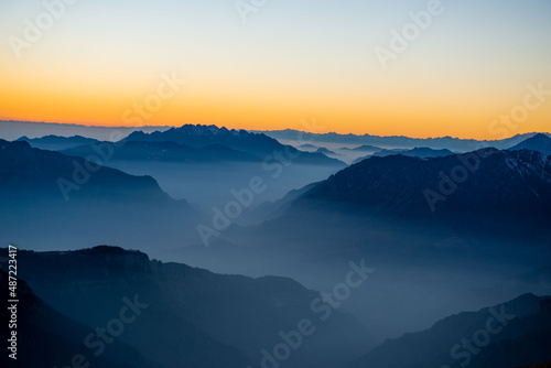 Fototapeta Naklejka Na Ścianę i Meble -  Mountains shrouded in fog