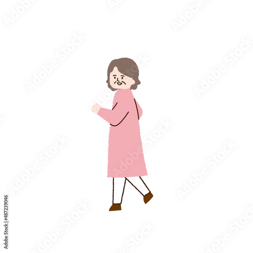 歩く高齢女性