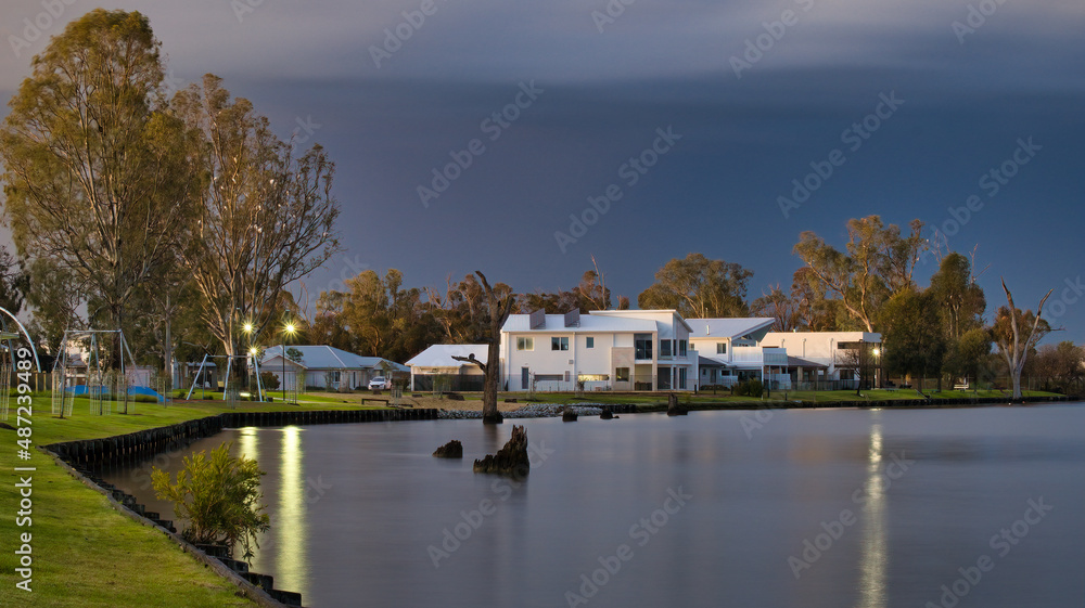 Obraz premium Houses and Apartments at Night on the Shore of Lake Mulwala