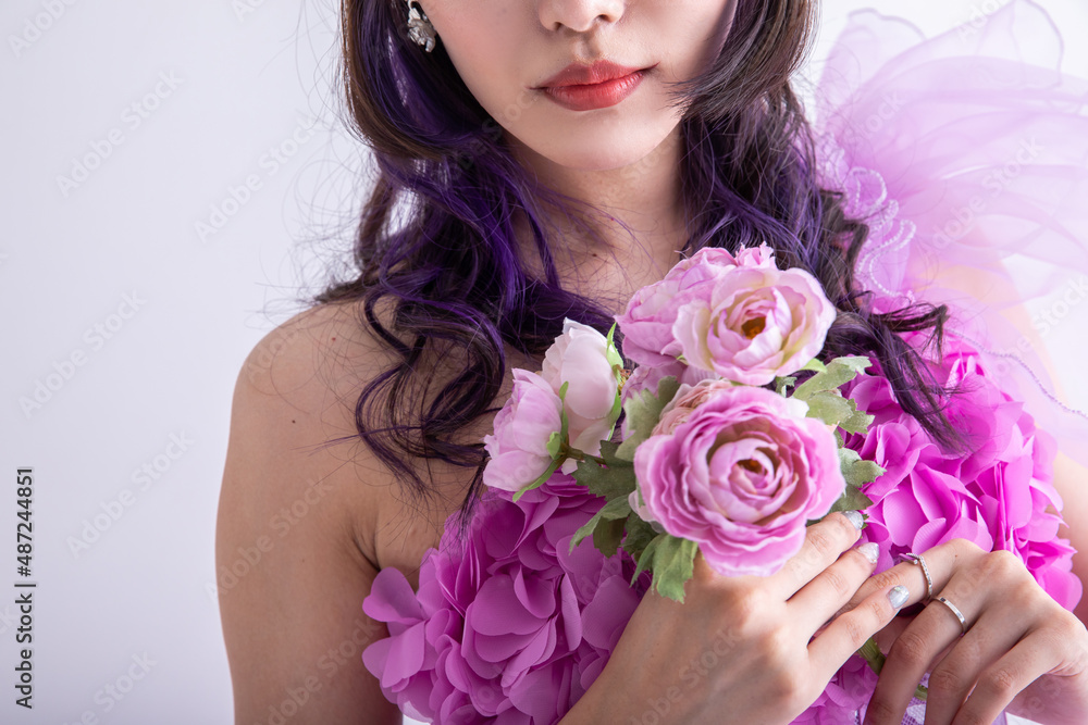 ブーケを持って微笑む女性　dress