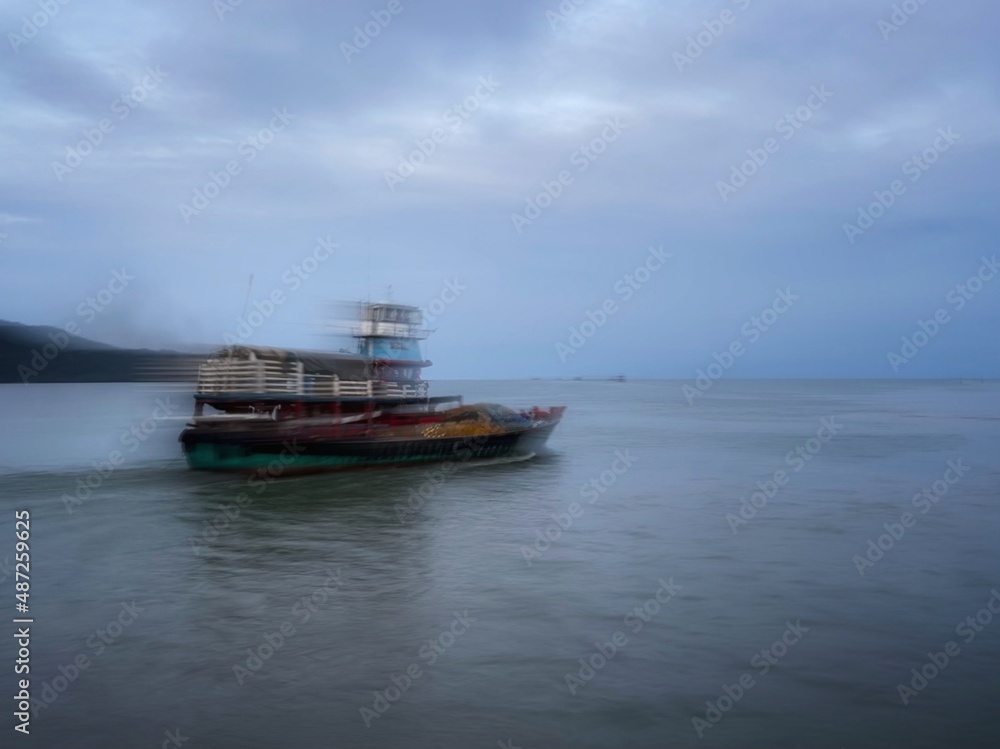 ghost ship,ship become blurr in long exposure