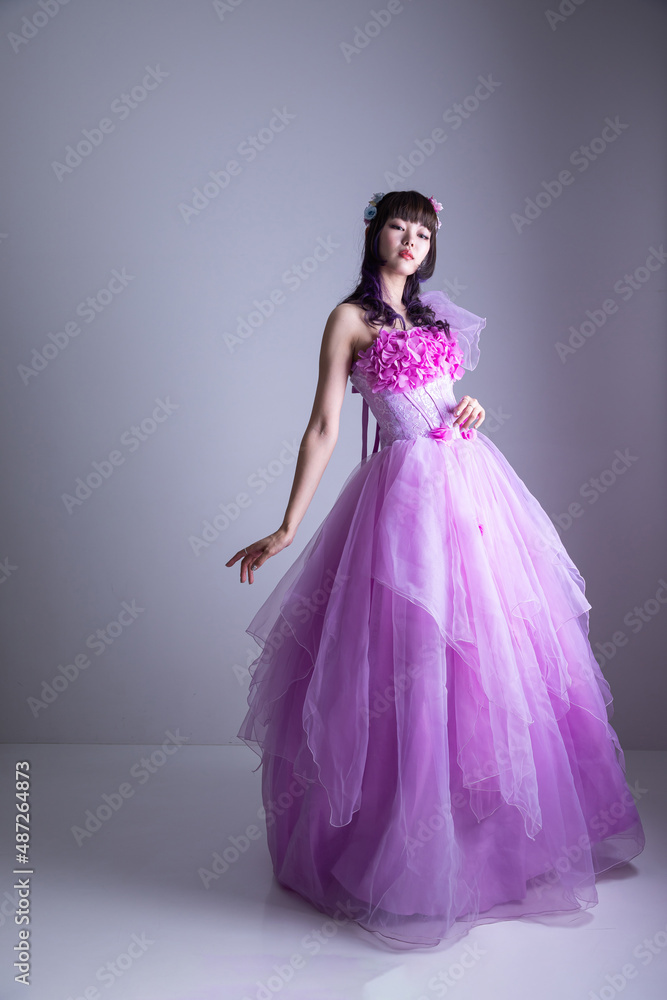 Fototapeta premium ピンクのドレスを着て見つめる女性 dress