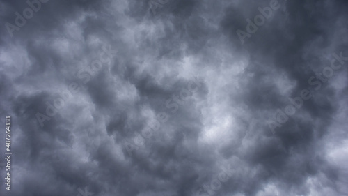 嵐が来そうな不吉な曇天 © サーカス ナナイロ