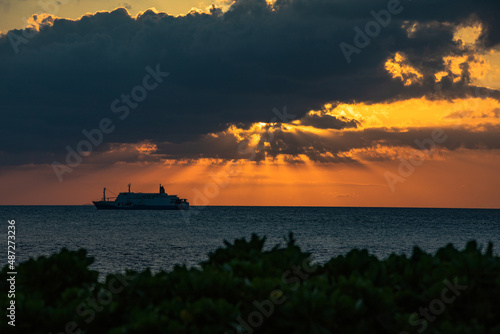 沖縄の夕日と船