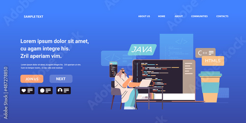 Fotografia arab web developer creating program code on laptop screen development of softwar